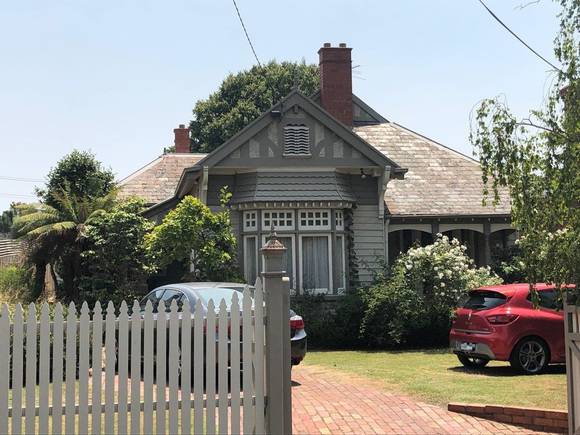 48 Glendearg Grove, Malvern