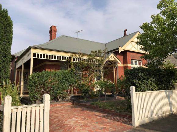 6 Glendearg Grove, Malvern
