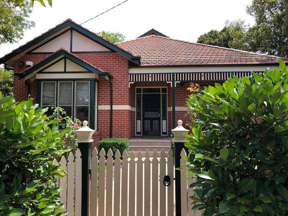 16 Staniland Avenue, Malvern
