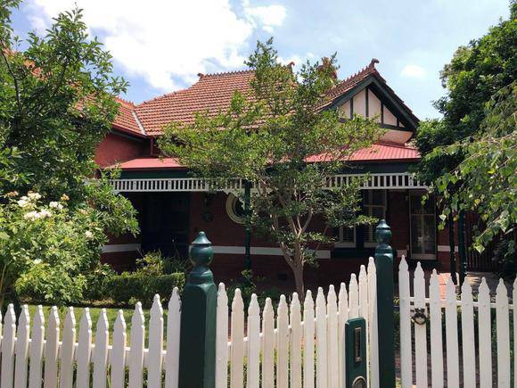 18 Staniland Avenue, Malvern
