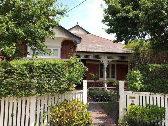 18 Wheatland Road, Malvern