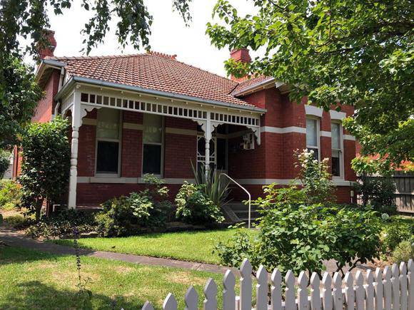 19 Wheatland Road, Malvern