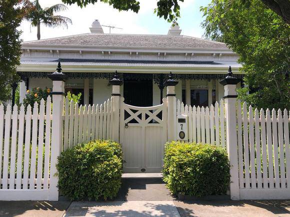 7 Wheatland Road, Malvern