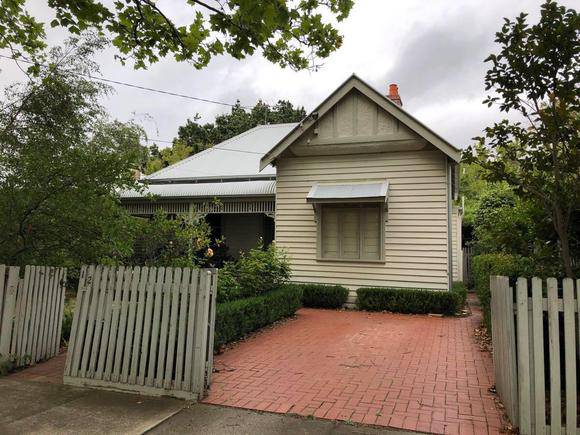 12 Moama Road, Malvern East