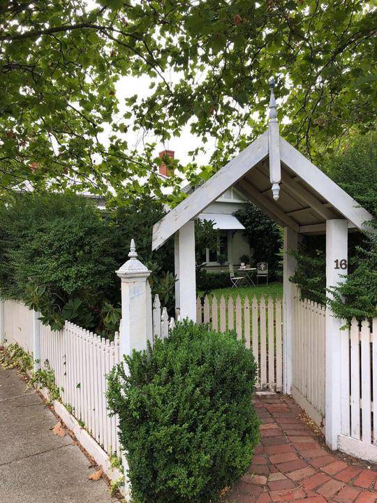 16 Warley Road, Malvern East