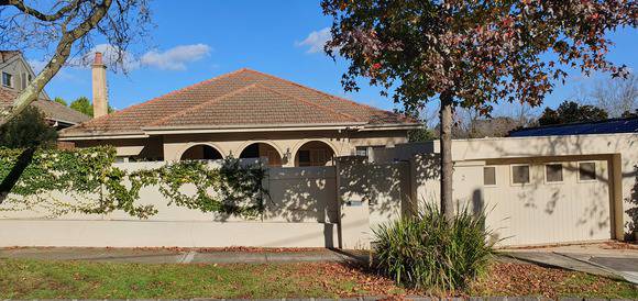 2 Stradbroke avenue, TOORAK
