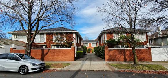 16 Huntingfield road, TOORAK