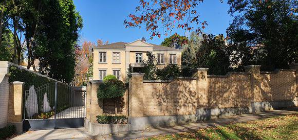 2 Merriwee Crescent, TOORAK