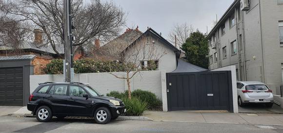 11 Hawksburn rd South Yarra