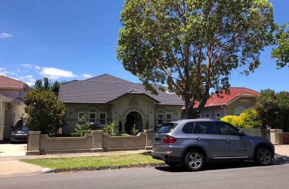 10 Nirvana Avenue, Malvern East
