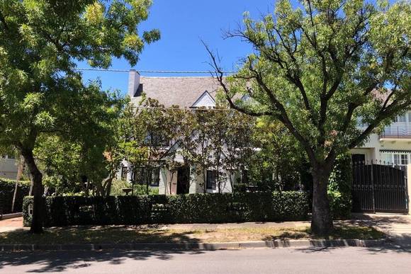 10 Kyeamba Grove, Toorak