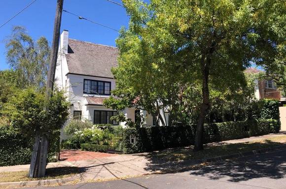 10 Kyeamba Grove, Toorak