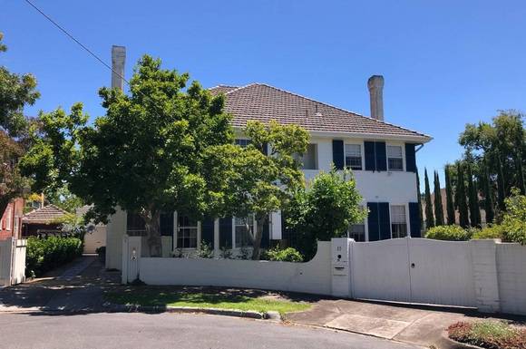 13-15 Kyeamba Grove, Toorak