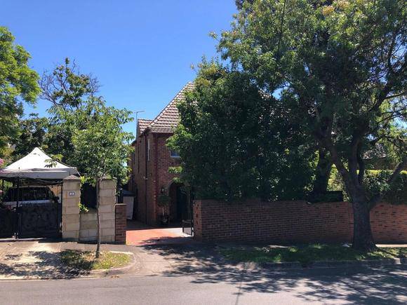 5 Kyeamba Grove, Toorak