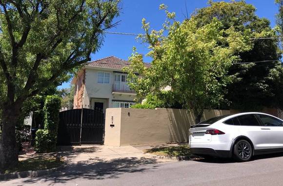 8 Kyeamba Grove, Toorak