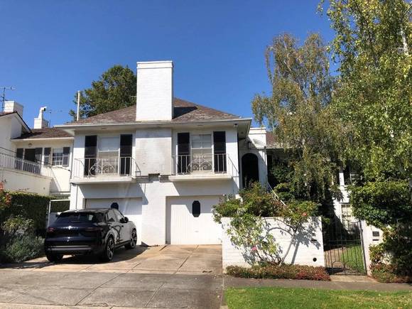 4 St Georges Court, Toorak