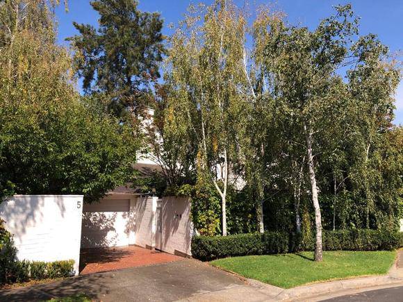 5 St Georges Court, Toorak