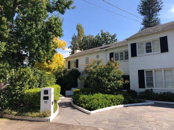 11 St Georges Court, Toorak