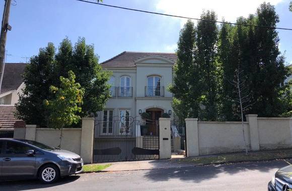 1B Stradbroke Avenue, Toorak