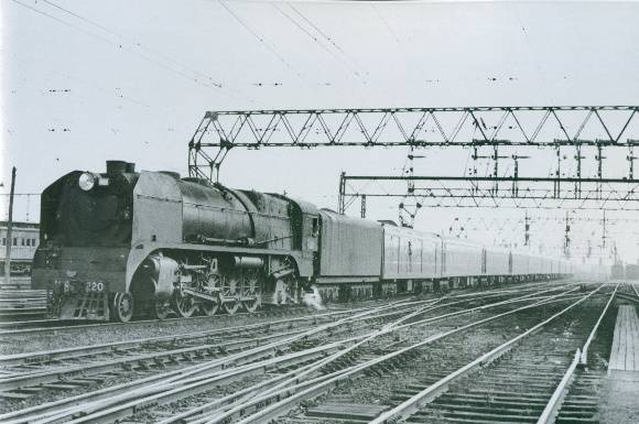 Heavy Harry_Loco H220_Working the Spirit of Progress_Approaching Spencer Street Station_August 1948