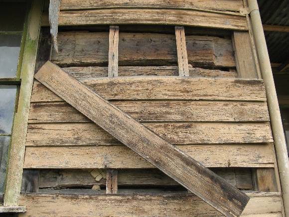 Castlemaine military quarters_slabs under weatherboards_KJ_7 Feb 08