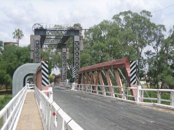 Swan Hill Bridge_Swan Hill_Feb 2008_mz_NSW Approach