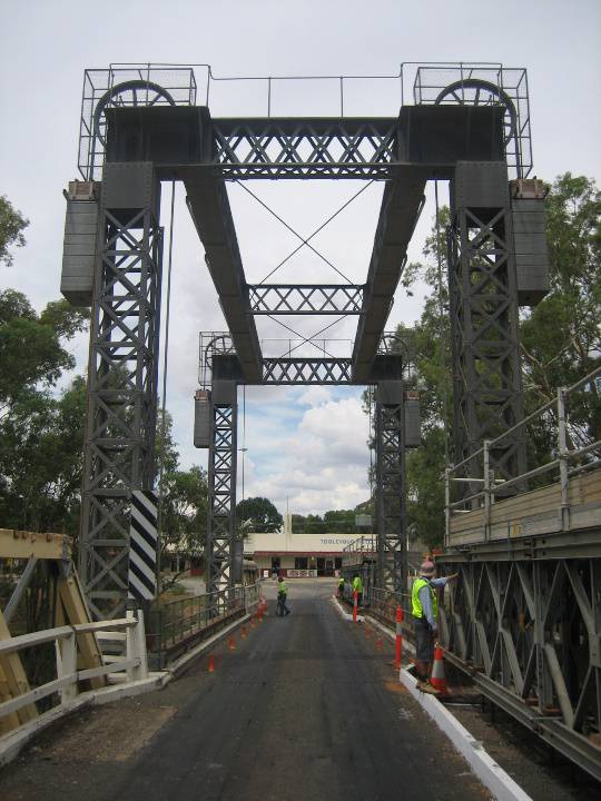 Tooleybuc Bridge_Piangil_Feb 2008_mz_Central Lift Span