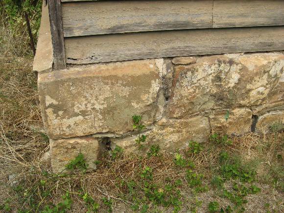 Castlemaine military quarters_stone base_7 Feb 08