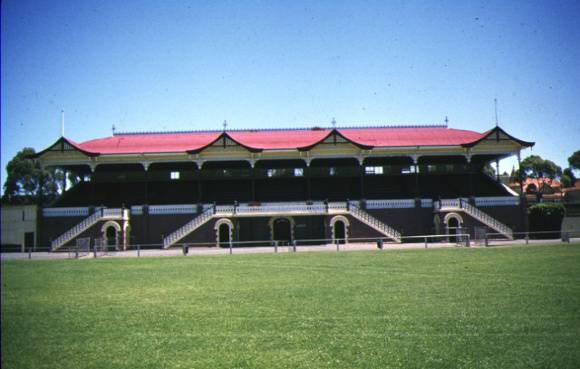 1 queen elizabeth grandstand bendigo front view