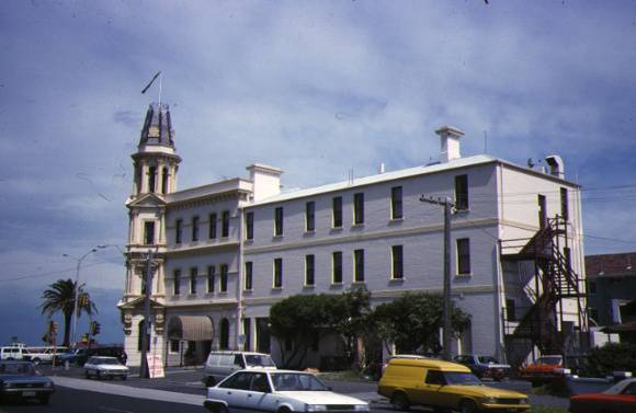 hotel victoria beaconsfield parade albert park side view