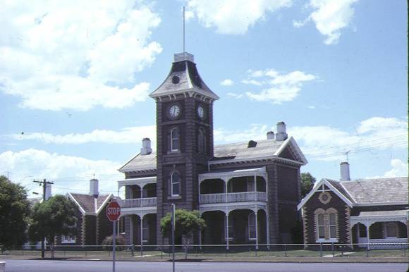 austin hall & terrace complex yarra & mundy streets south geelong front view of austin hall jan1997