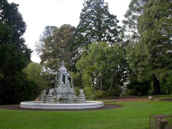 H2185 Hamilton B G Thompson memorial fountain