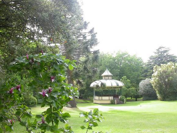 H2185 Hamilton B G bandstand