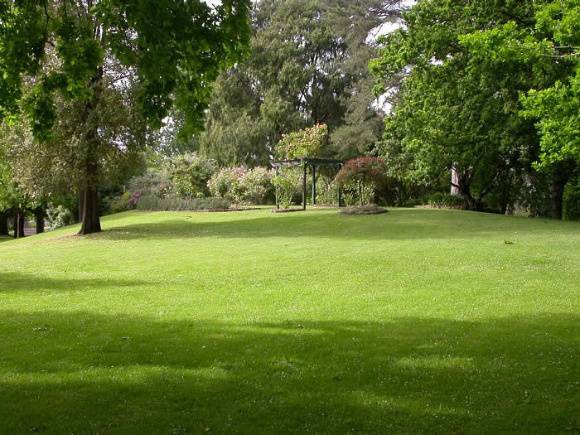 H2185 Hamilton B G lawn and shrubbery