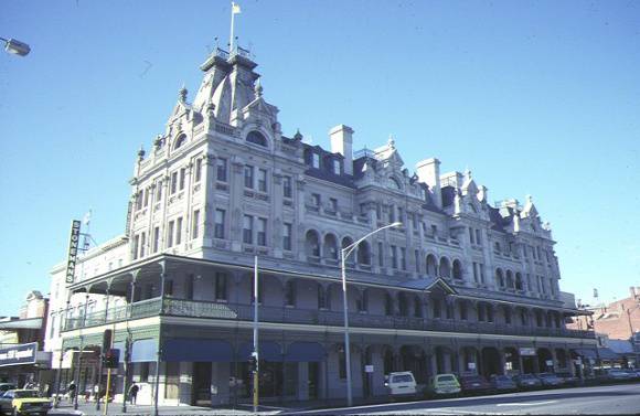 1 shamrock hotel bendigo front elevation jul1984