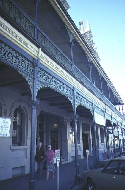 shamrock hotel bendigo front verandah jul1984