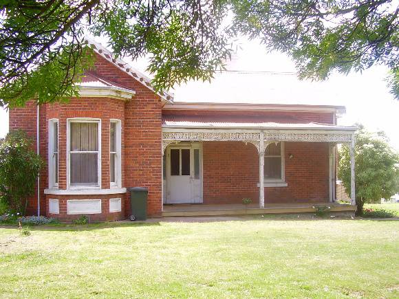 52860 186 Henty st front of house