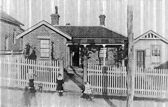 198 - Former Police Complex 728 Main Rd Eltham 02 - Old photograph (ELHPC NO.??) - Shire of Eltham Heritage Study 1992