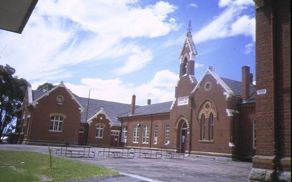 1 primary school number 1566 bendigo front view feb1993