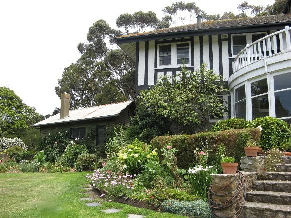 Westerfield_caretaker's cottage & garden front_KJ_Dec 08