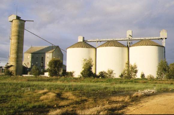 1 former wimmera flour mill & silo complex gibson street rupanyup silos side view