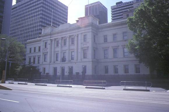 1 former customs house 400 flinders street melbourne front view nov1984