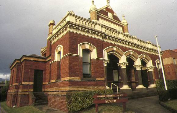 1 former moonee ponds court house mount alexander road moonee ponds front view 1994