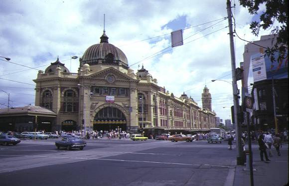 1 flinders street railway station complex flinders street melbourne front view feb1985