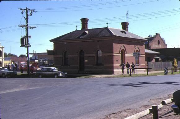 1 former customs house echuca front view