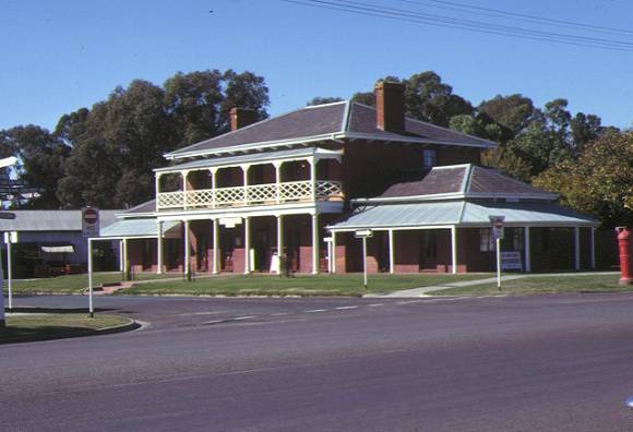 hopwood hotel echuca street view