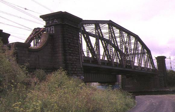 1 rail bridge over maribyrnong river footscray end view apr1996