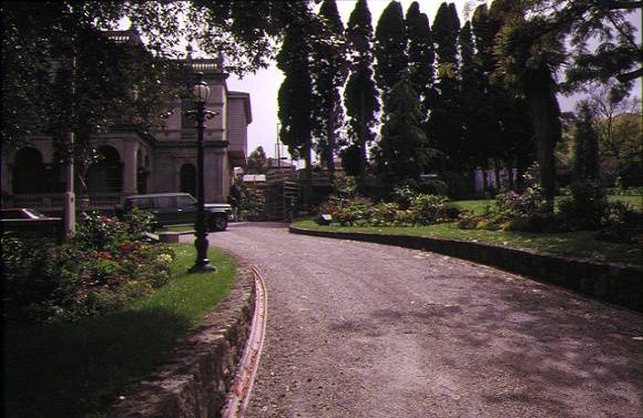 ravenswood ivanhoe driveway and gardens
