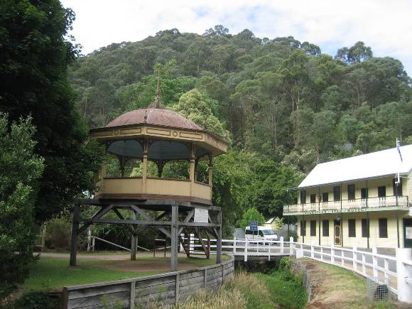 Walhalla Bandstand with Star Hotel