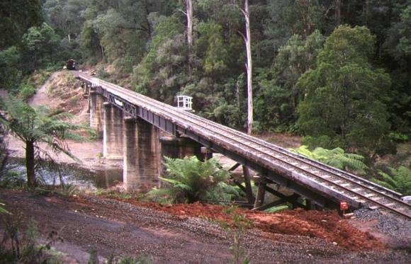 1 rail bridge thomson river walhalla end view apr1995